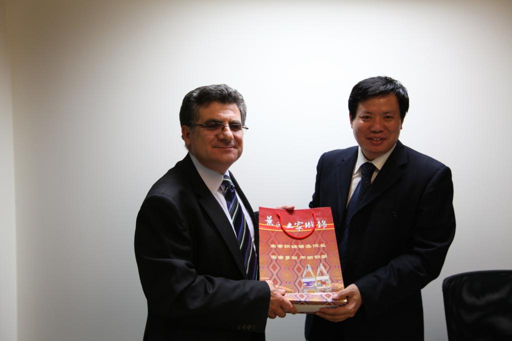 vice-president wang xingping met rhys williams, director of international communication center of vi